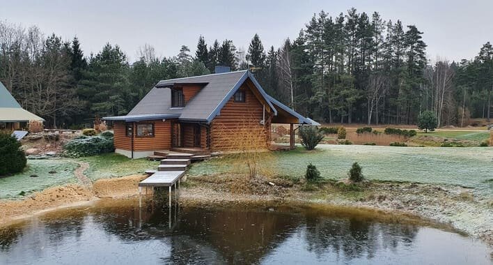 Pirtis prie tvenkinio sodyboje