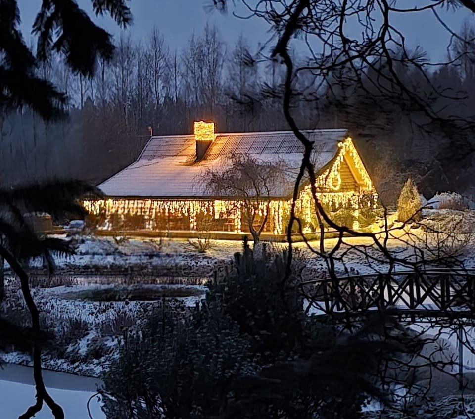 Lemputįmis apšviesta sodyba per šventes